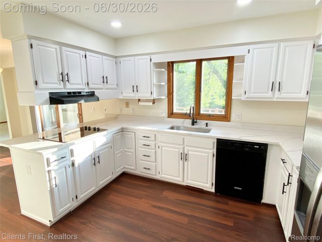 7233 OAKWOOD Drive, West Bloomfield Charter Township, MI 48322