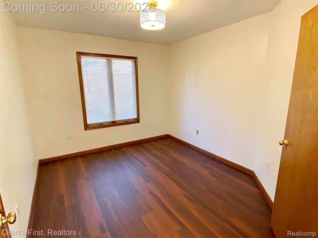 7233 OAKWOOD Drive, West Bloomfield Charter Township, MI 48322