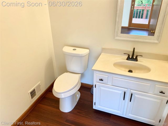 7233 OAKWOOD Drive, West Bloomfield Charter Township, MI 48322