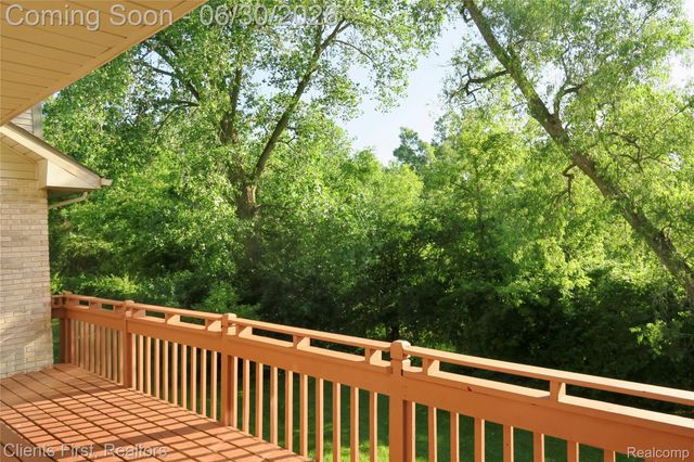 7233 OAKWOOD Drive, West Bloomfield Charter Township, MI 48322