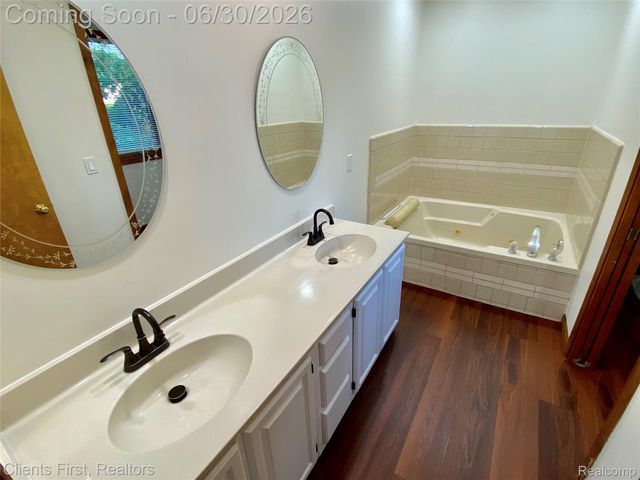 7233 OAKWOOD Drive, West Bloomfield Charter Township, MI 48322
