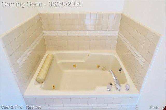 7233 OAKWOOD Drive, West Bloomfield Charter Township, MI 48322