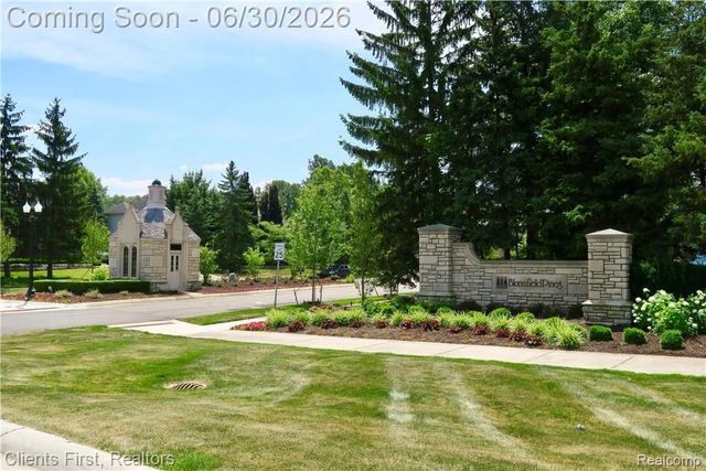 7233 OAKWOOD Drive, West Bloomfield Charter Township, MI 48322