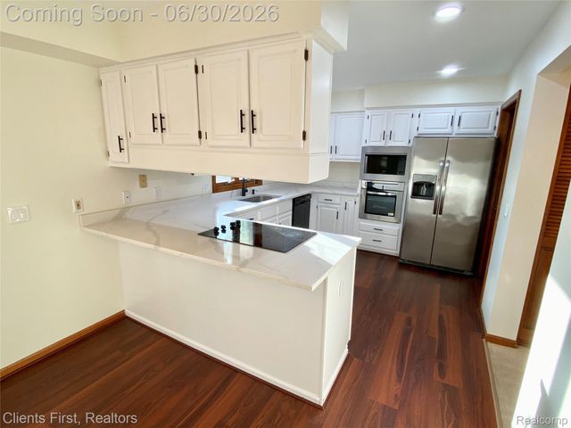 7233 OAKWOOD Drive, West Bloomfield Charter Township, MI 48322