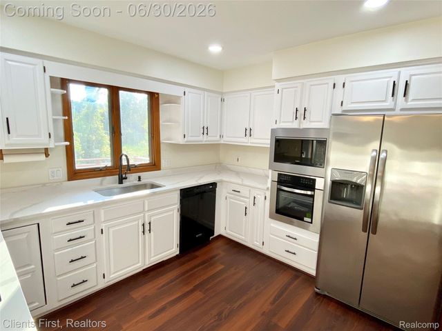 7233 OAKWOOD Drive, West Bloomfield Charter Township, MI 48322