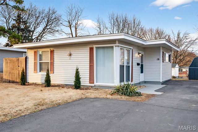 19 Marquette Drive, Florissant, MO 63031
