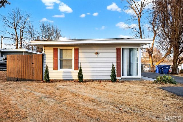 19 Marquette Drive, Florissant, MO 63031