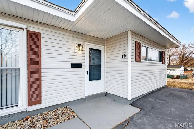 19 Marquette Drive, Florissant, MO 63031