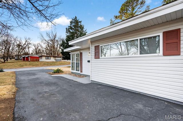 19 Marquette Drive, Florissant, MO 63031