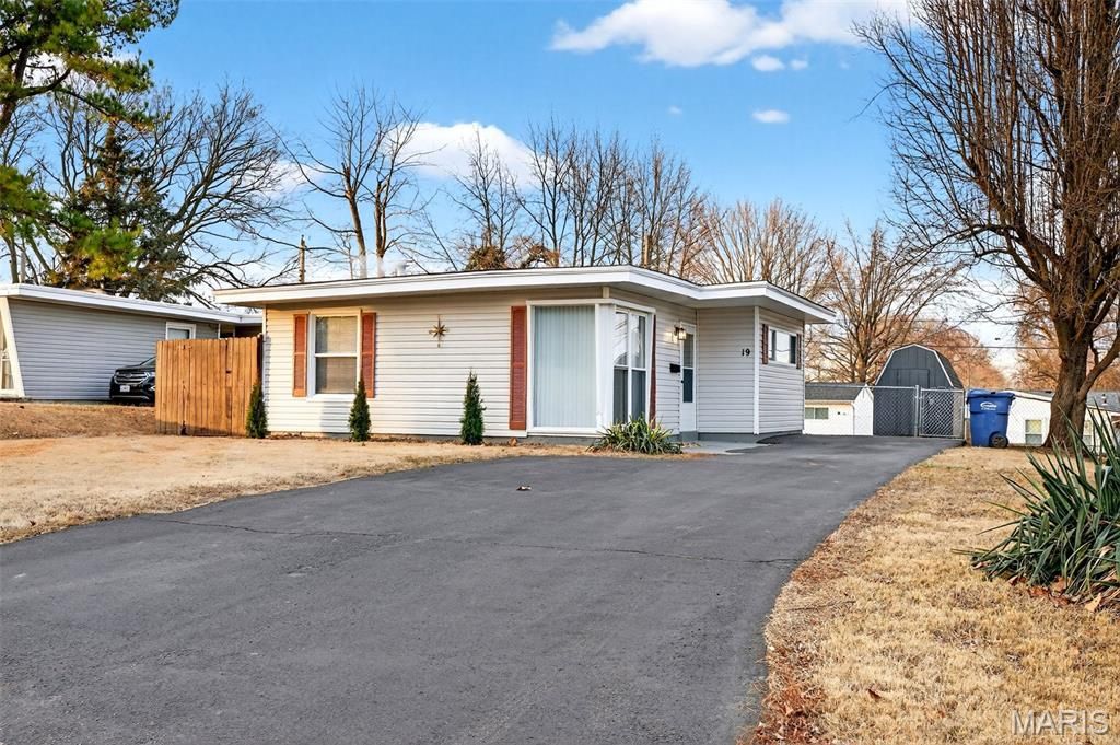 19 Marquette Drive, Florissant, MO 63031