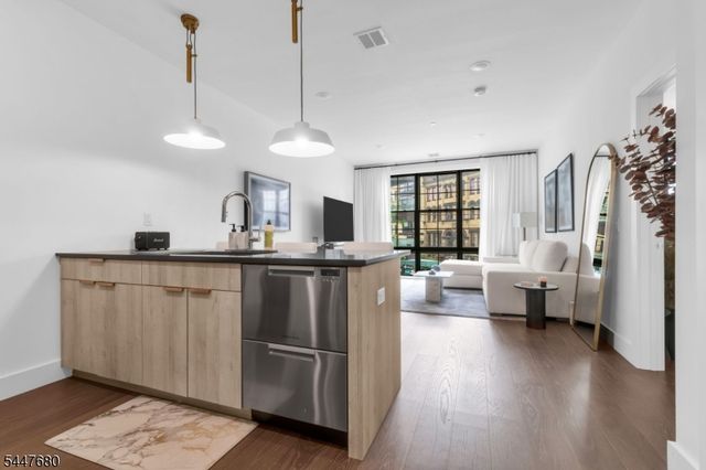 386 5Th St 204, Jersey City, NJ 07302