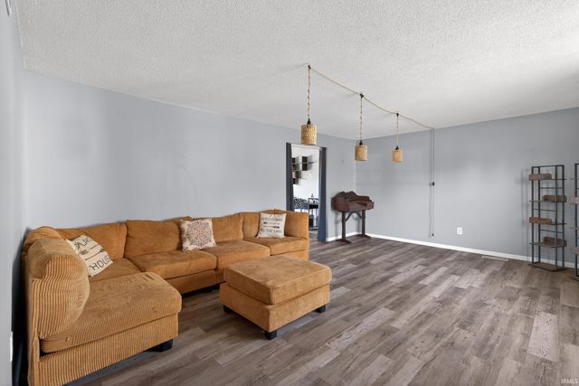 7480 E 625 S, Wolcottville, IN 46795