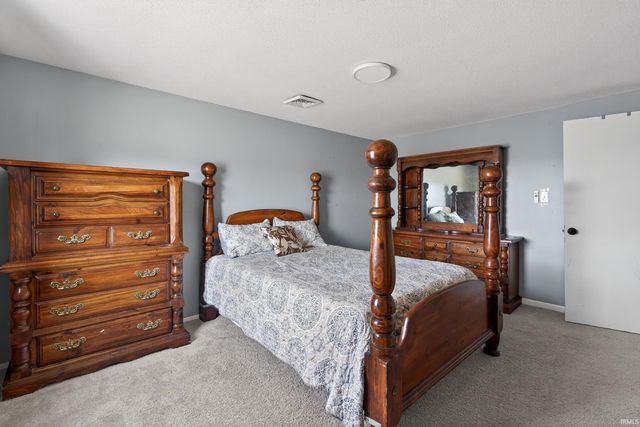 7480 E 625 S, Wolcottville, IN 46795