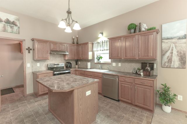 8914 N Ridgewood Ct, Park City, KS 67147