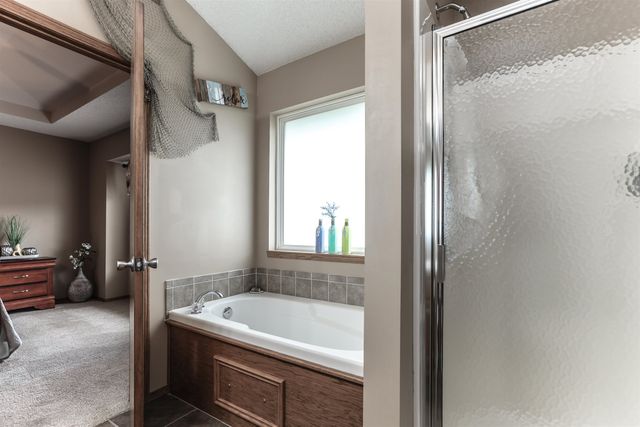 8914 N Ridgewood Ct, Park City, KS 67147