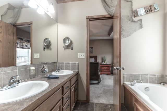 8914 N Ridgewood Ct, Park City, KS 67147