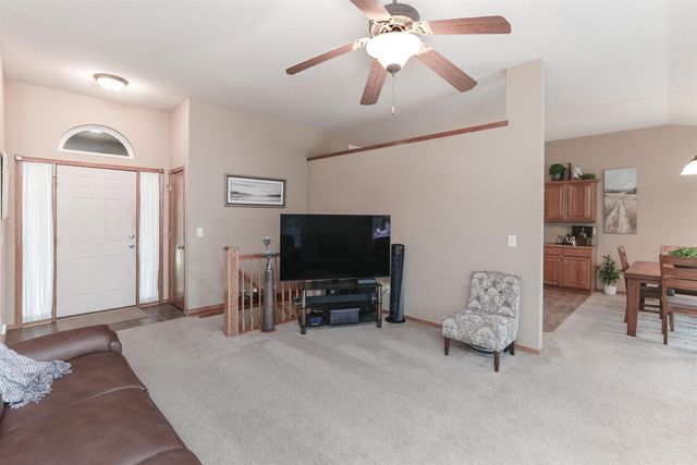 8914 N Ridgewood Ct, Park City, KS 67147