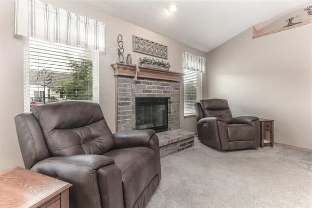 8914 N Ridgewood Ct, Park City, KS 67147