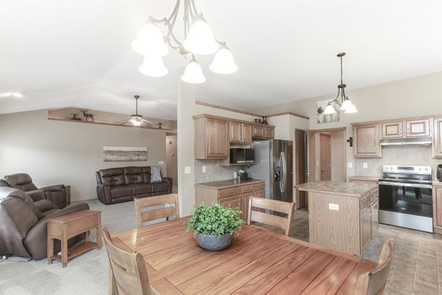 8914 N Ridgewood Ct, Park City, KS 67147