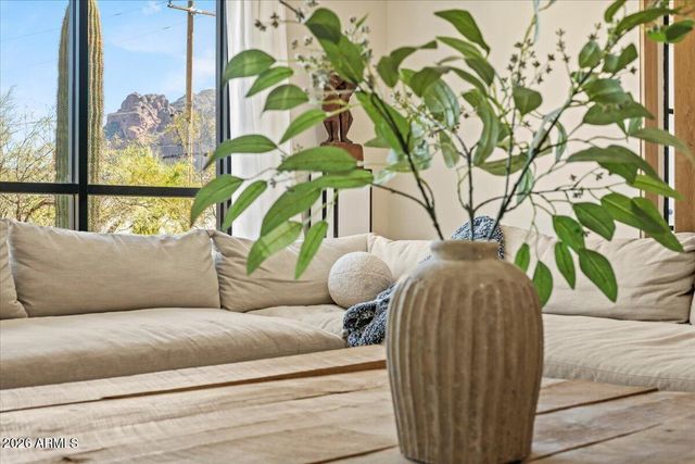 4035 E MCDONALD Drive, Phoenix, AZ 85018