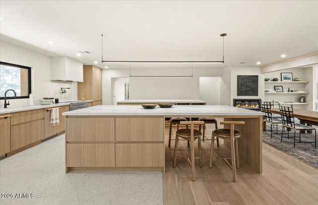 4035 E MCDONALD Drive, Phoenix, AZ 85018