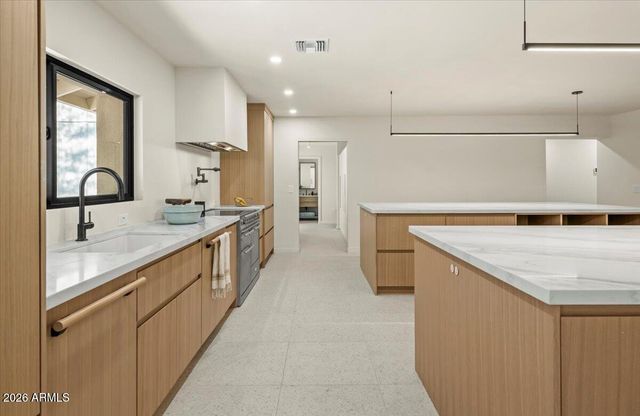 4035 E MCDONALD Drive, Phoenix, AZ 85018