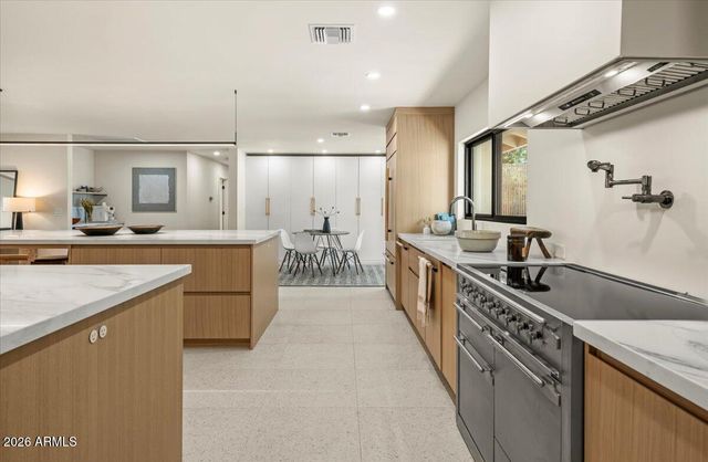 4035 E MCDONALD Drive, Phoenix, AZ 85018