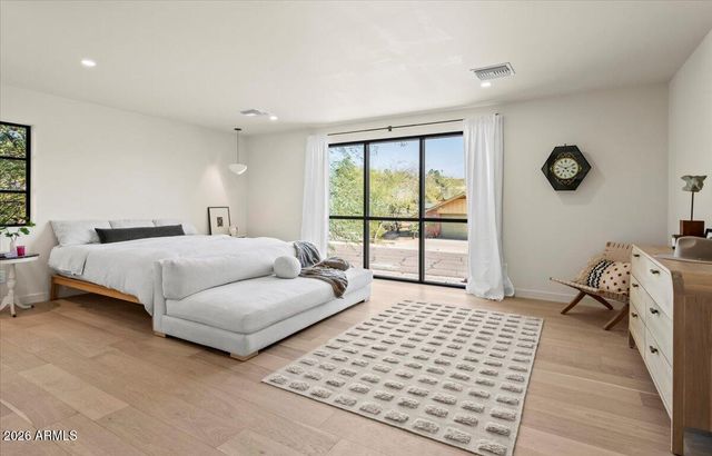 4035 E MCDONALD Drive, Phoenix, AZ 85018