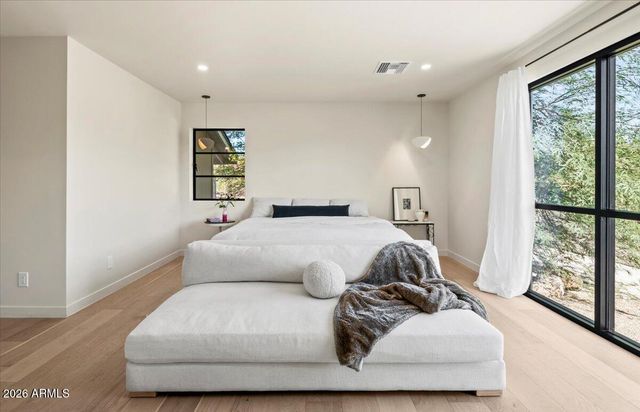 4035 E MCDONALD Drive, Phoenix, AZ 85018