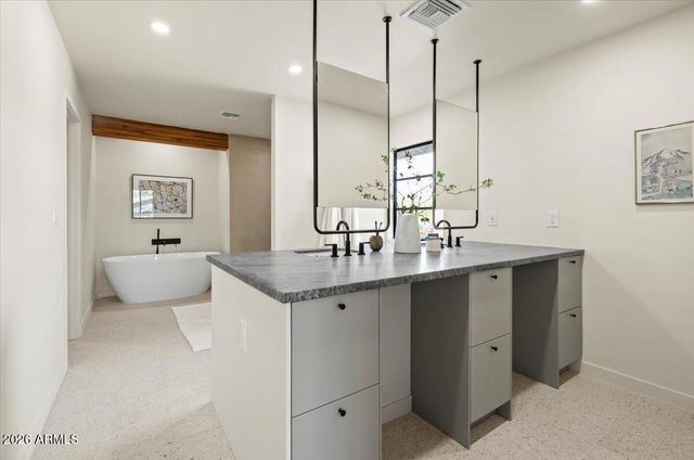 4035 E MCDONALD Drive, Phoenix, AZ 85018