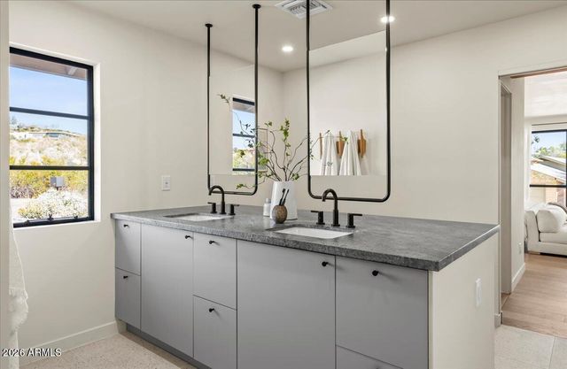 4035 E MCDONALD Drive, Phoenix, AZ 85018