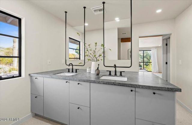 4035 E MCDONALD Drive, Phoenix, AZ 85018