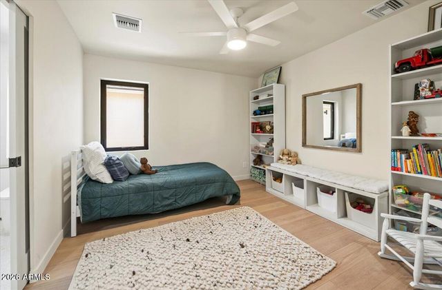 4035 E MCDONALD Drive, Phoenix, AZ 85018