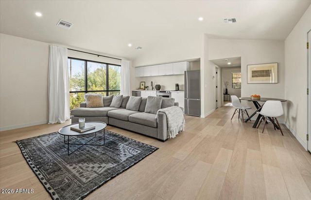 4035 E MCDONALD Drive, Phoenix, AZ 85018