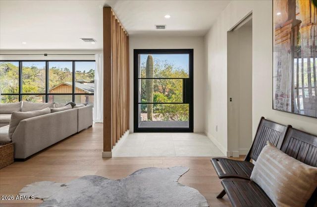 4035 E MCDONALD Drive, Phoenix, AZ 85018