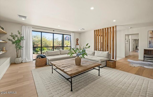 4035 E MCDONALD Drive, Phoenix, AZ 85018