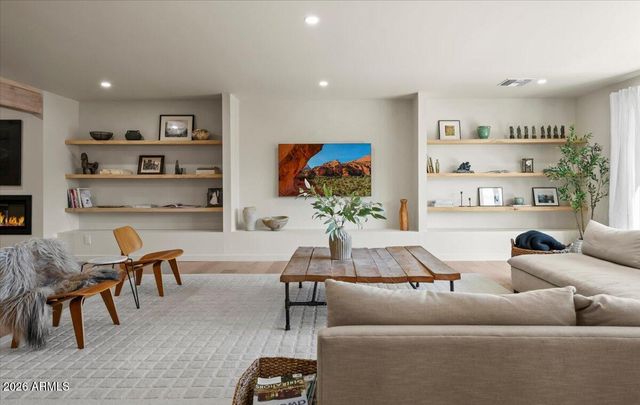 4035 E MCDONALD Drive, Phoenix, AZ 85018