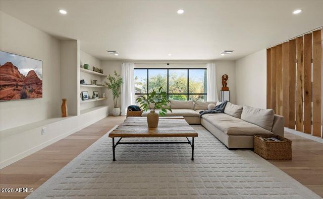 4035 E MCDONALD Drive, Phoenix, AZ 85018