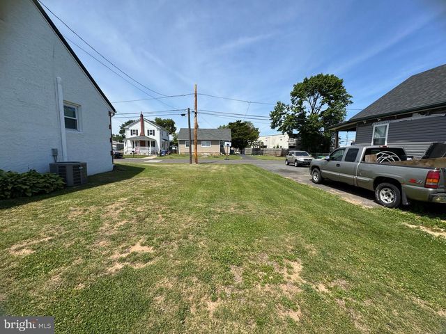225 PARK AVE, Bristol, PA 19007