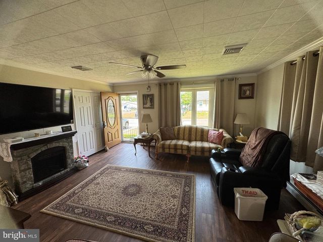 225 PARK AVE, Bristol, PA 19007
