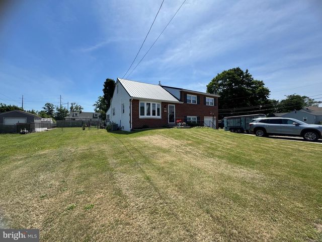 225 PARK AVE, Bristol, PA 19007