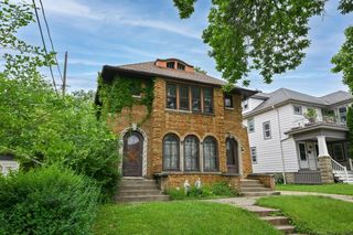 2012 E Newton AVENUE #2014, Shorewood, WI 53211