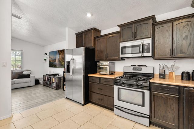731 Amethyst Drive NE, Rio Rancho, NM 87124