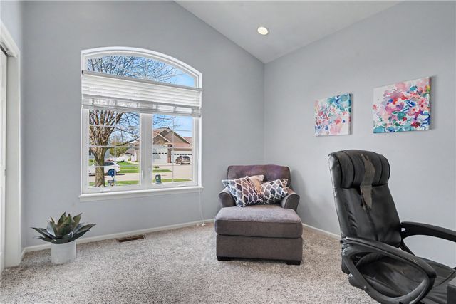 325 N 16th Avenue, Hiawatha, IA 52233