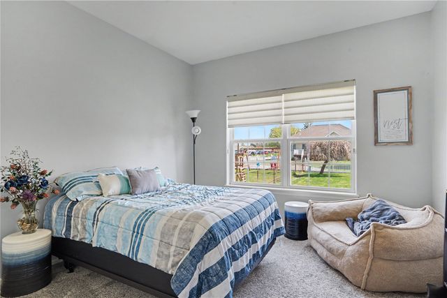 325 N 16th Avenue, Hiawatha, IA 52233