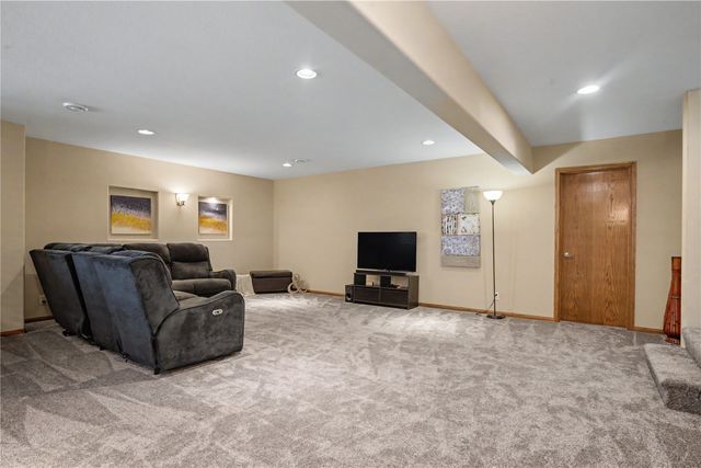 325 N 16th Avenue, Hiawatha, IA 52233