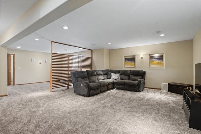 325 N 16th Avenue, Hiawatha, IA 52233
