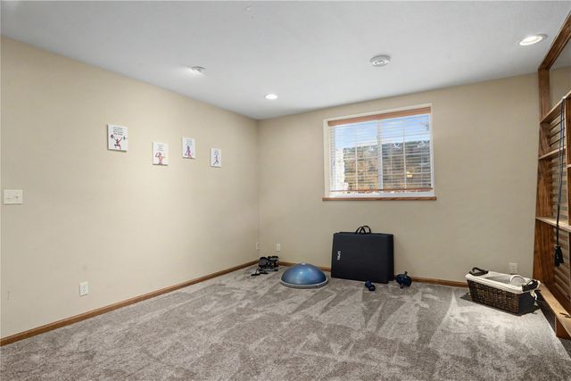 325 N 16th Avenue, Hiawatha, IA 52233