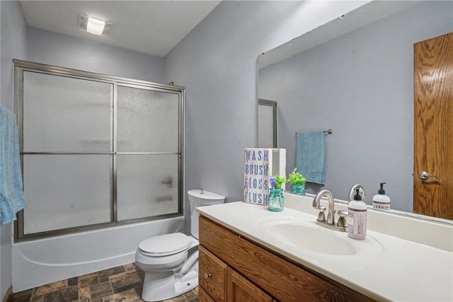 325 N 16th Avenue, Hiawatha, IA 52233
