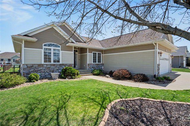 325 N 16th Avenue, Hiawatha, IA 52233